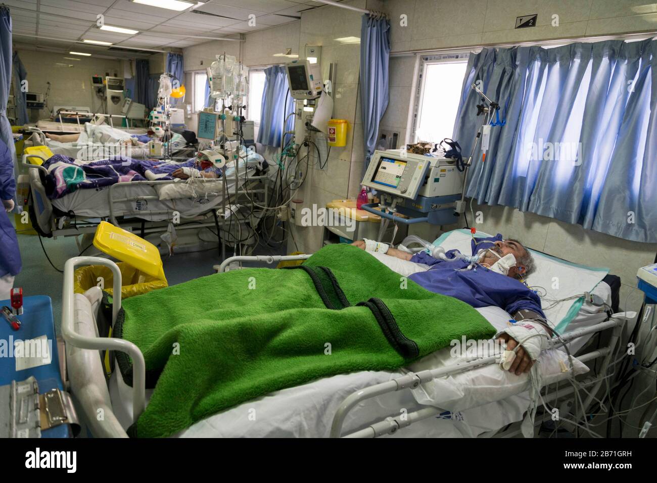 Tehran, Iran. 12th Mar, 2020. Medics and nurses wearing masks and hazmat suits treat patients infected with the new coronavirus COVID-19, at Sina hospital in southern Tehran, Iran. According to the last report by the Ministry of Health, 10,075 people were diagnosed with the Covid-19 coronavirus and 429 people have died in Iran. The outbreak has infected a host of senior officials, politicians, clerics and members of the Revolutionary Guards in Iran, the fourth worst-affected nation after China, South Korea, and Italy. Credit: ZUMA Press, Inc./Alamy Live News Stock Photo