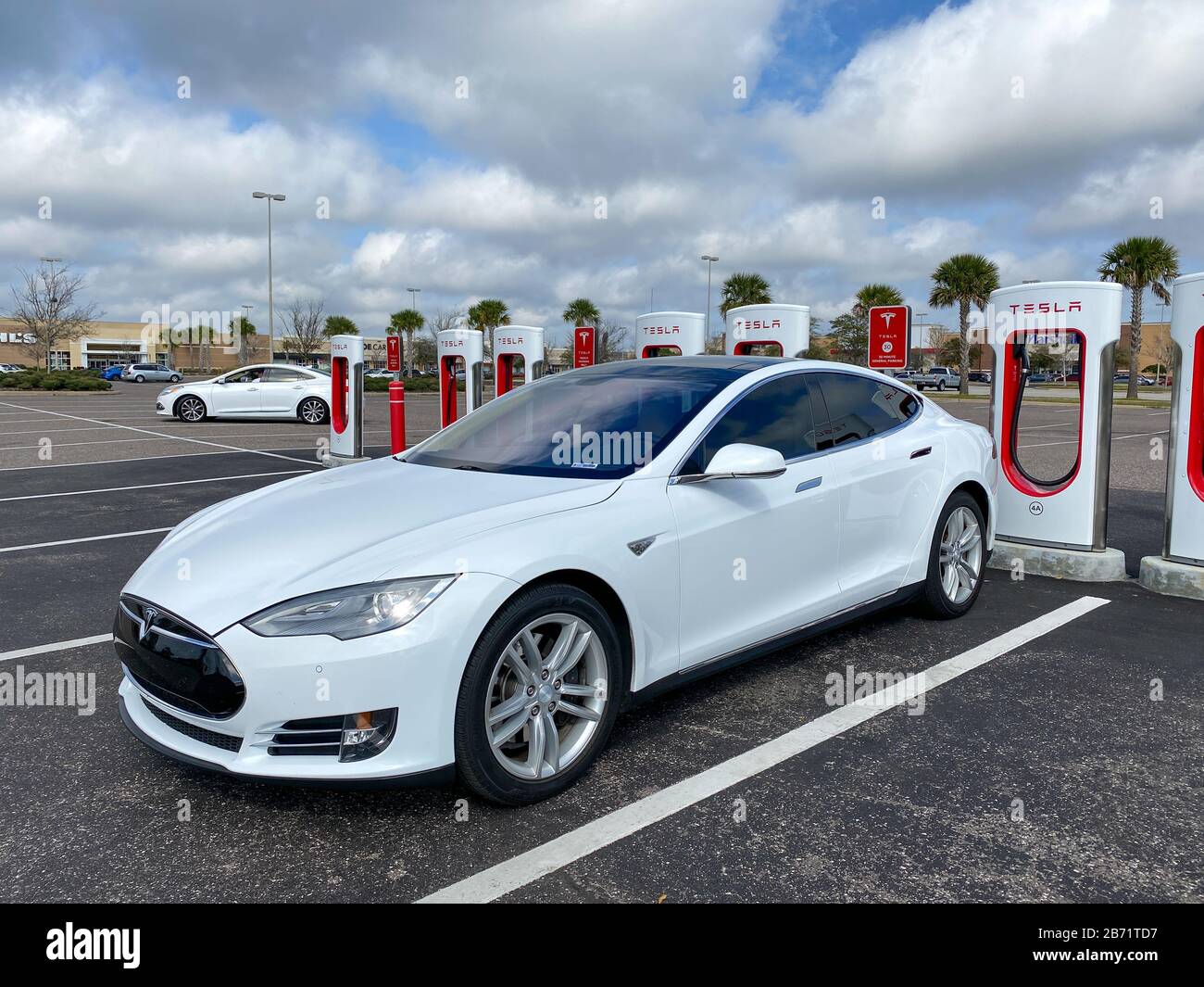 Melbourne, FL/USA3/4/20 Cars charging at a Tesla Supercharger Station
