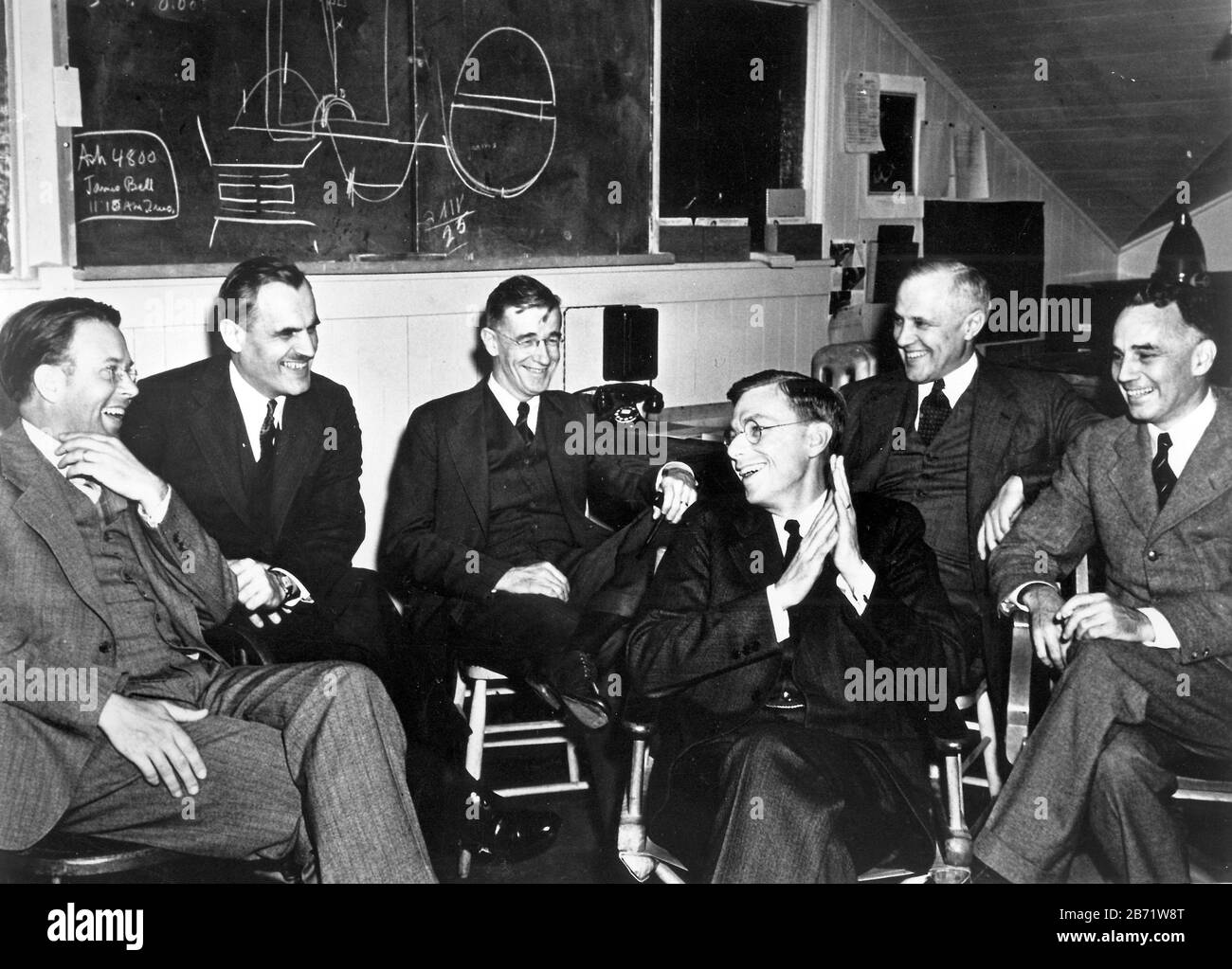 Meeting at Berkeley in 1940 concerning the planned 184-inch (4.67 m) cyclotron (seen on the blackboard): Lawrence, Arthur Compton, Vannevar Bush, James B. Conant, Karl T. Compton, and Alfred Lee Loomis Group photo of E. O. Lawrence, A. H. Compton, V. Bush, J. B. Conant, K. Compton, and A. Loomis in March 1940 at UC Berkeley meeting Stock Photo