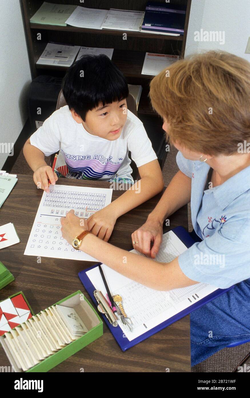 Austin Texas USA,1992: School psychologist administers WISC psychological test to second-grade student.  MR EH-0040-0042   ©Bob Daemmrich Stock Photo