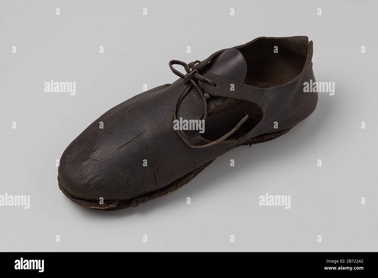Leren schoen Leren schoen met veter en houten nagels aan de voorzijde van  de zool. Manufacturer : anoniem Dating: ca. 1400 - ca. 1950 Material: leer  hout Dimensions: h 9 cm. ×