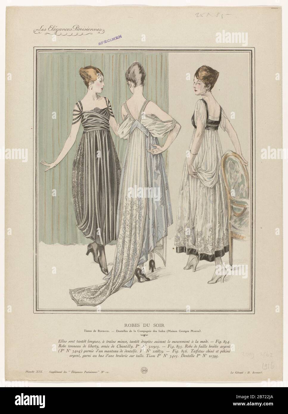 Front: Drie vrouwen gekleed in avondjaponnen, genummerd Fig. 854, 855 in  856. Volgens het onderschrift: Stoffen van Roubaudi. Kant van India Company  (House George Martin). Fig. 854: japan van Liberty, versierd puts '