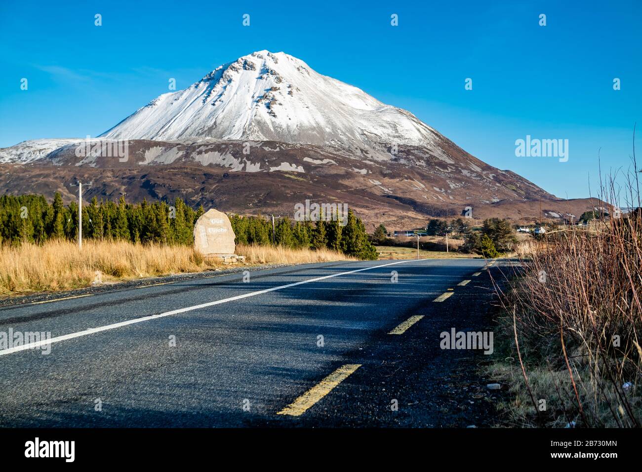 Stone welcoming to the village of Dun Luiche in gaelic - Translation: Dunlewey, Stock Photo