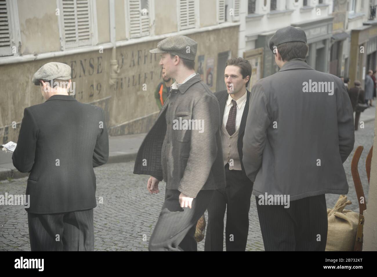 Paris street scene 1940s hi-res stock photography and images - Alamy