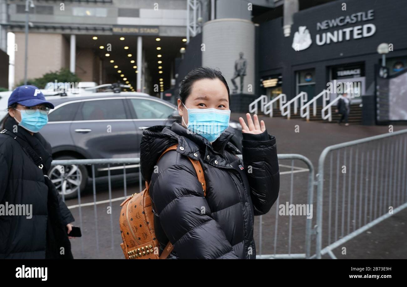 Wearing face mask hi-res stock photography and images - Alamy