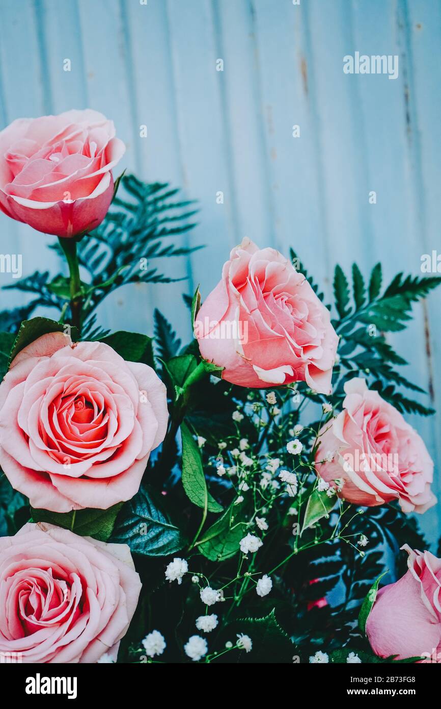 Beautiful bouquet of pink roses Stock Photo - Alamy
