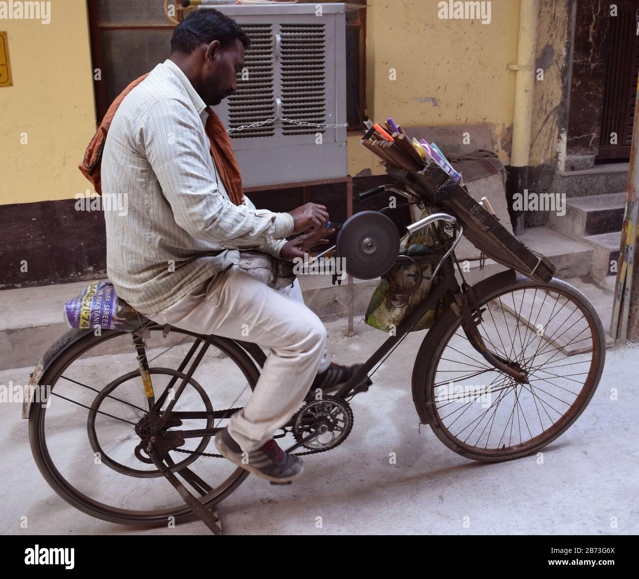 Door To Door Sharpener - A Delhi man uses his ingeniously rigged bicycle to sharpen  knives from restaurant to restaurant. - Delhi, India - Daily Travel Photos  - Once Daily Images From