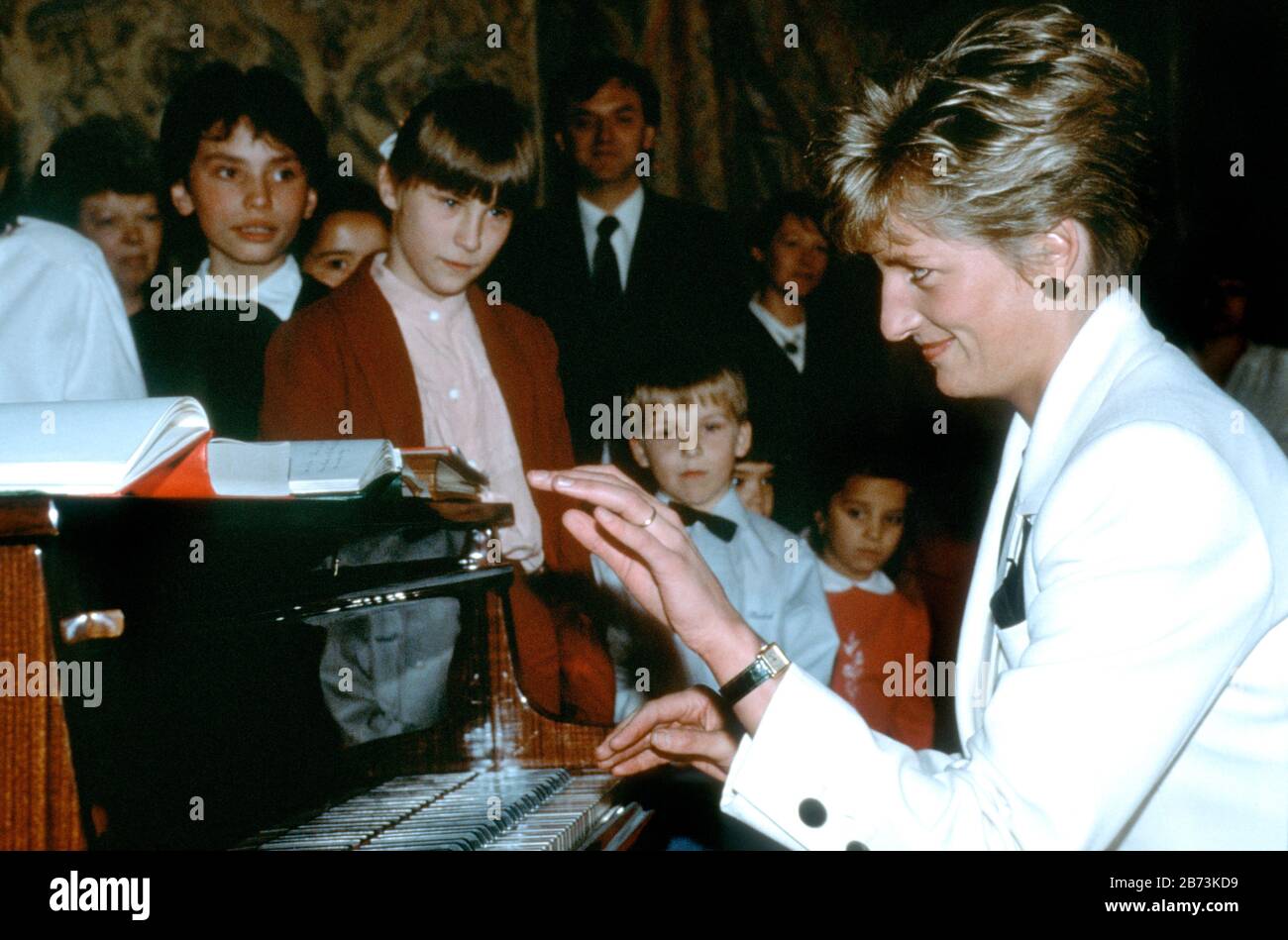 HRH Princess Diana - HRH The princess of Wales plays piano for the children  of a childrens hospital, Prague, Czechoslovakia. May 1991 Stock Photo -  Alamy