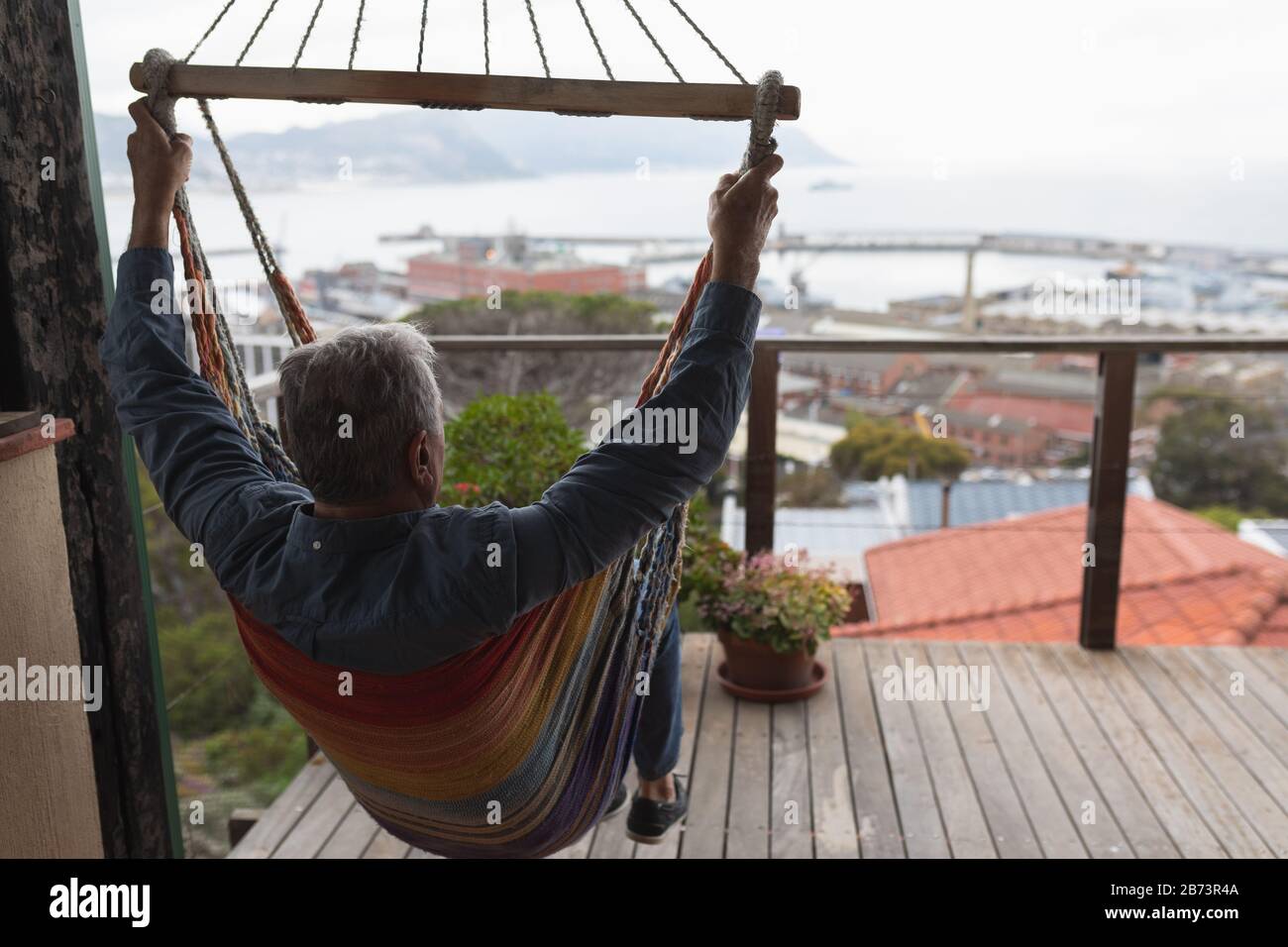 Man sitting in hammock hi-res stock photography and images - Alamy