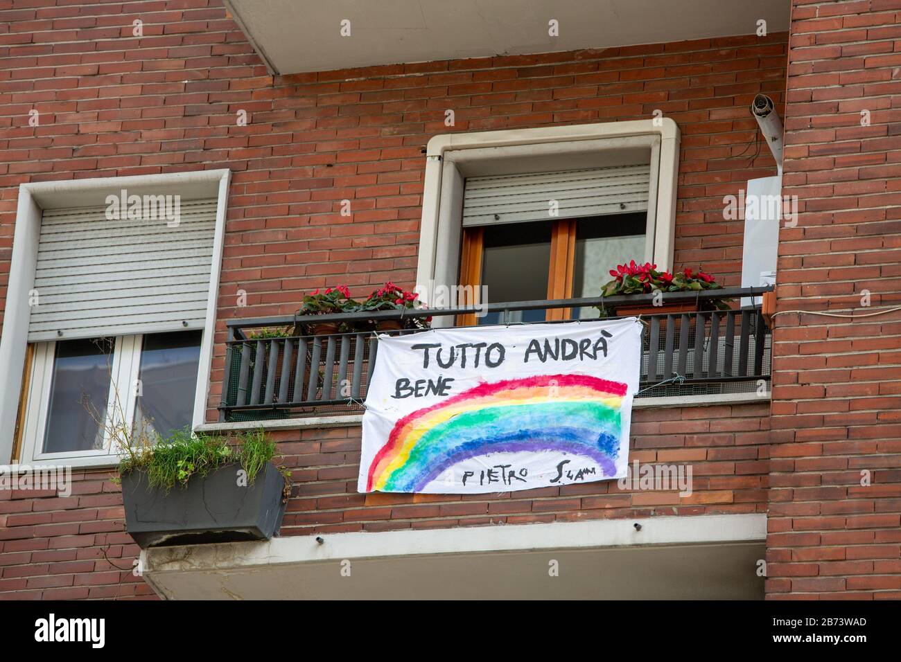 Milan - Sheets hanging on the balconies to react with hope and optimism to the crisis linked to the Coronavirus epidemic that is passing through the country (Massimo Alberico/Fotogramma, Milan - 2020-03-13) p.s. la foto e' utilizzabile nel rispetto del contesto in cui e' stata scattata, e senza intento diffamatorio del decoro delle persone rappresentate Stock Photo