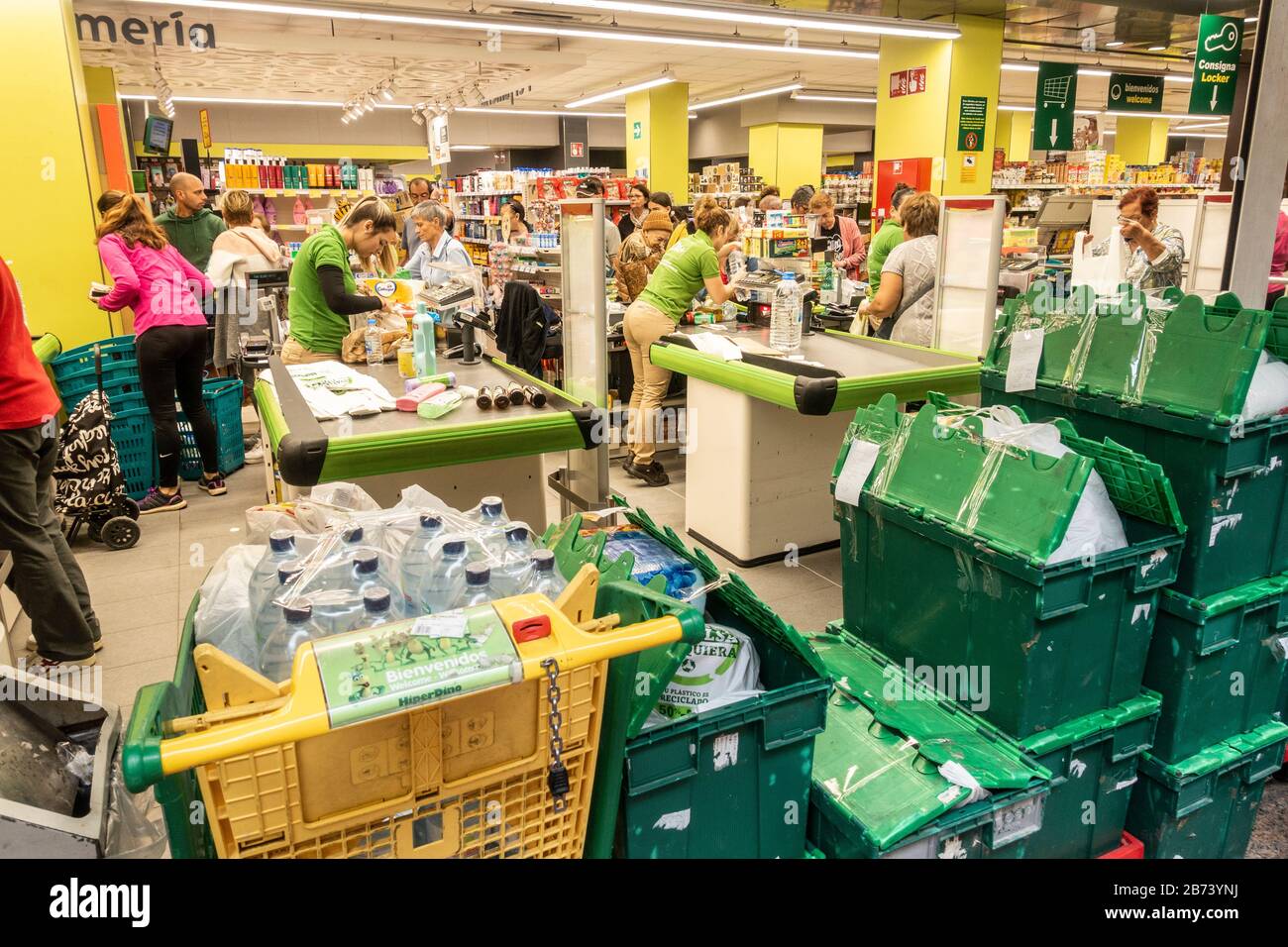 Supermarkets italy hires stock photography and images Alamy