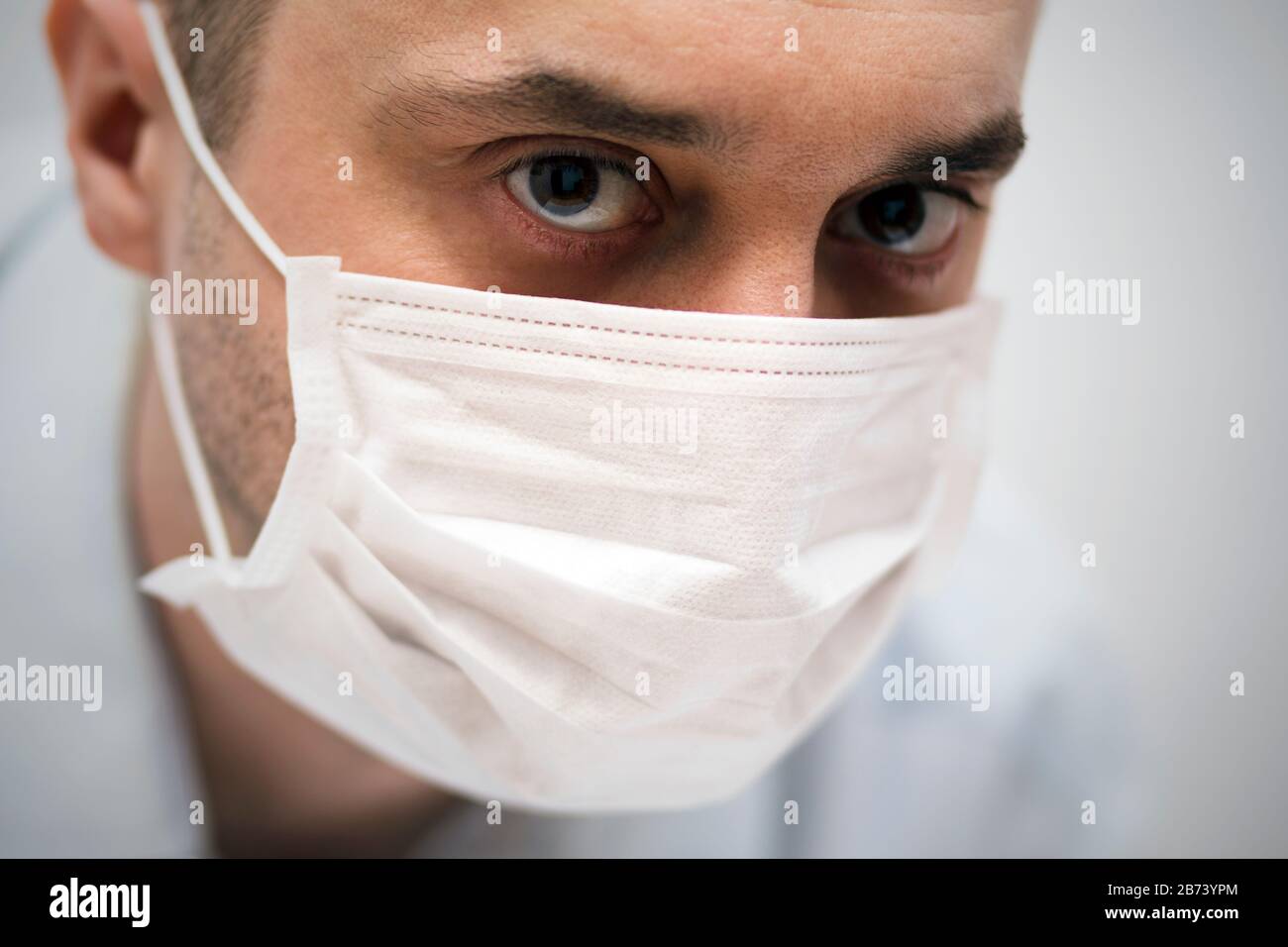 Doctor wearing medical mask hi-res stock photography and images - Alamy