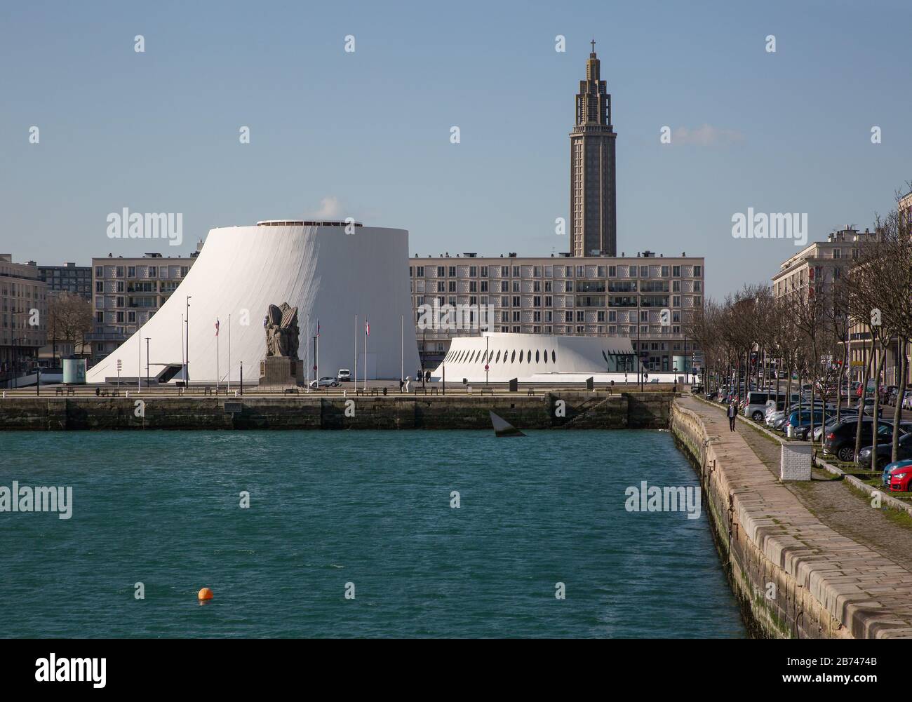 Le Havre, Kulturzentrum LE VOLCAN von Oskar Niemeyer 1977-82, Wohnbauten und Kirche 1950er Jahre von Auguste Perret Stock Photo