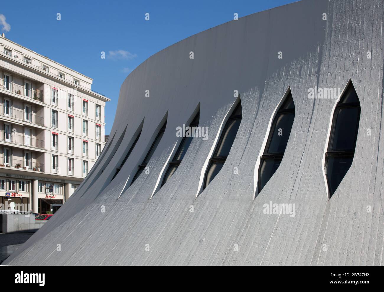 Le Havre, Kulturzentrum LE VOLCAN von Oskar Niemeyer 1977-82, Wohnbauten 1950er Jahre von Auguste Perret Stock Photo