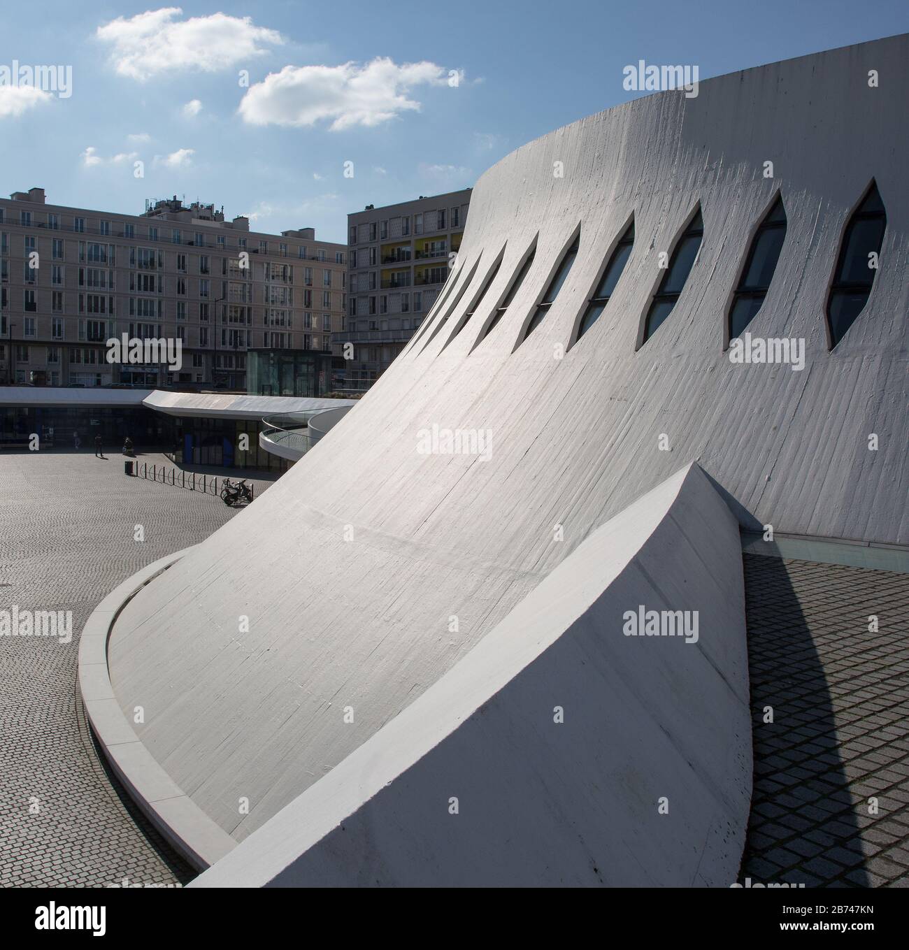 Le Havre, Kulturzentrum LE VOLCAN von Oskar Niemeyer 1977-82, Wohnbauten 1950er Jahre von Auguste Perret Stock Photo