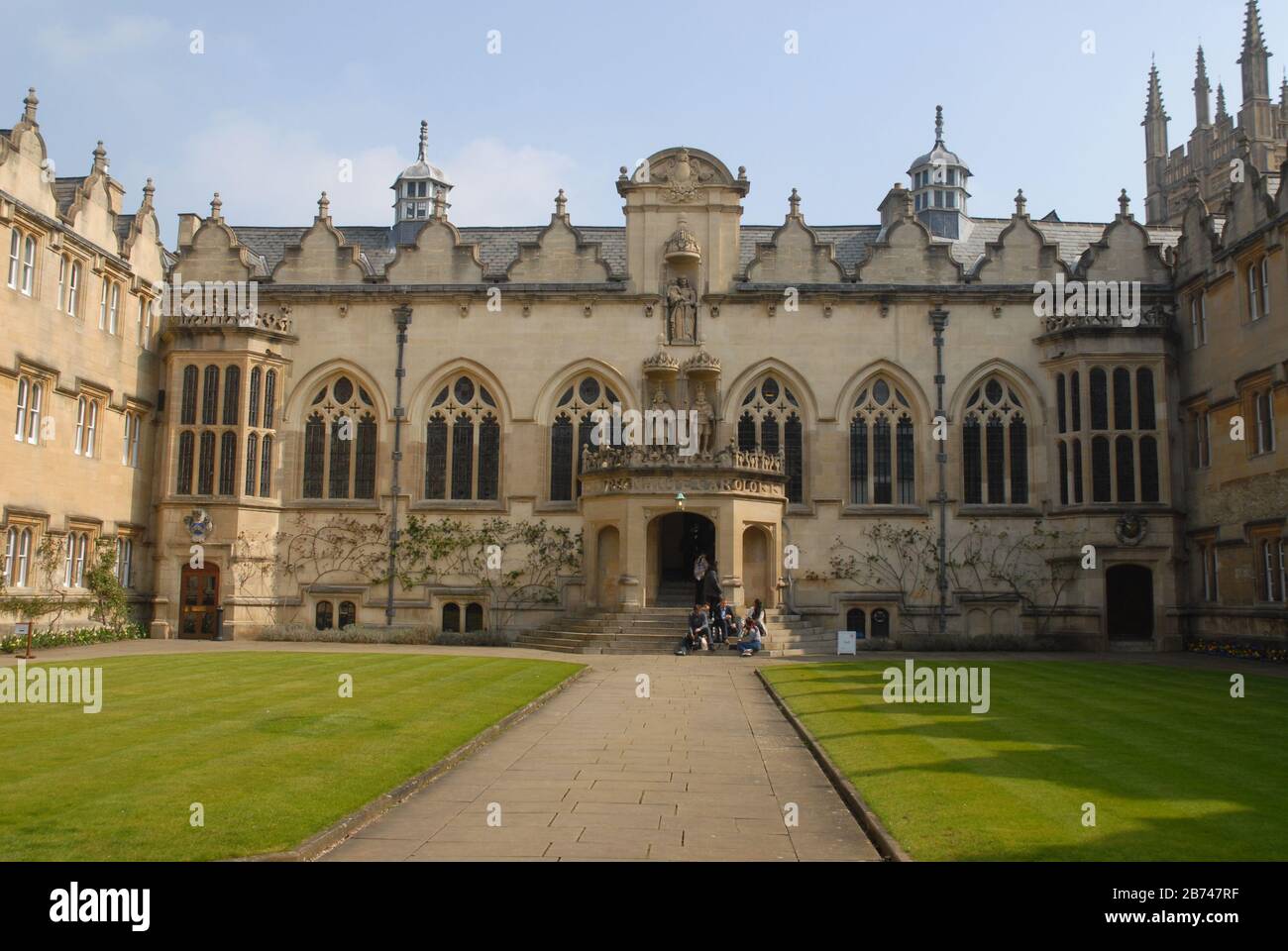 Students sitting on the steps in a quad of Oriel College  University of Oxford, Oxford, England Stock Photo