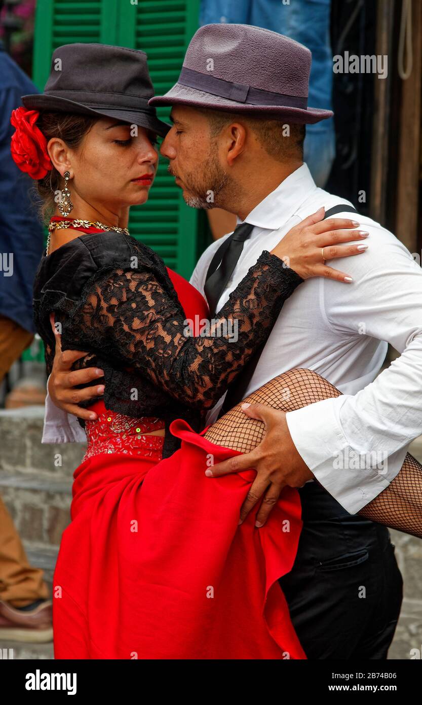 asignación Radar Parcialmente tango dancers; woman, man, colorful, red dress, street entertainers, skill,  talent, La Boca district; South America; Buenos Aires; Argentina; summer  Stock Photo - Alamy