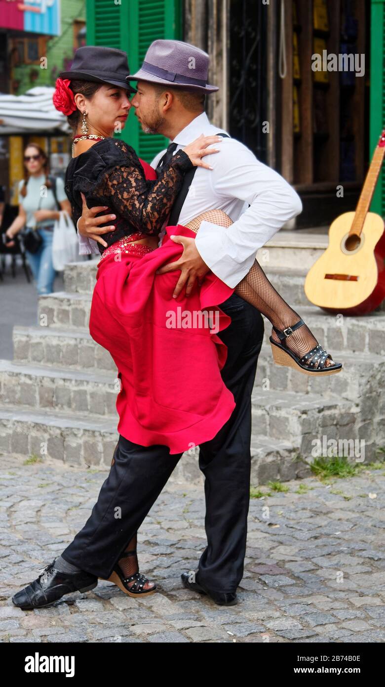 interno Actuación Lanzamiento tango dancers; woman, man, colorful, red dress, street entertainers, skill,  talent, La Boca district; South America; Buenos Aires; Argentina; summer  Stock Photo - Alamy