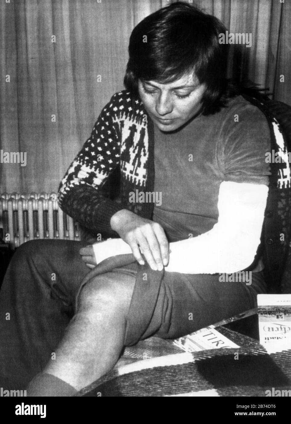 Rosi Mittermaier shows her injuries on 6 February 1975 in a clinic in Garmisch-Partenkirchen: A broken arm and a knee injury are the result of a collision with a tourist the day before on the slopes of the Axamer Lizum near Innsbruck (Austria). | usage worldwide Stock Photo