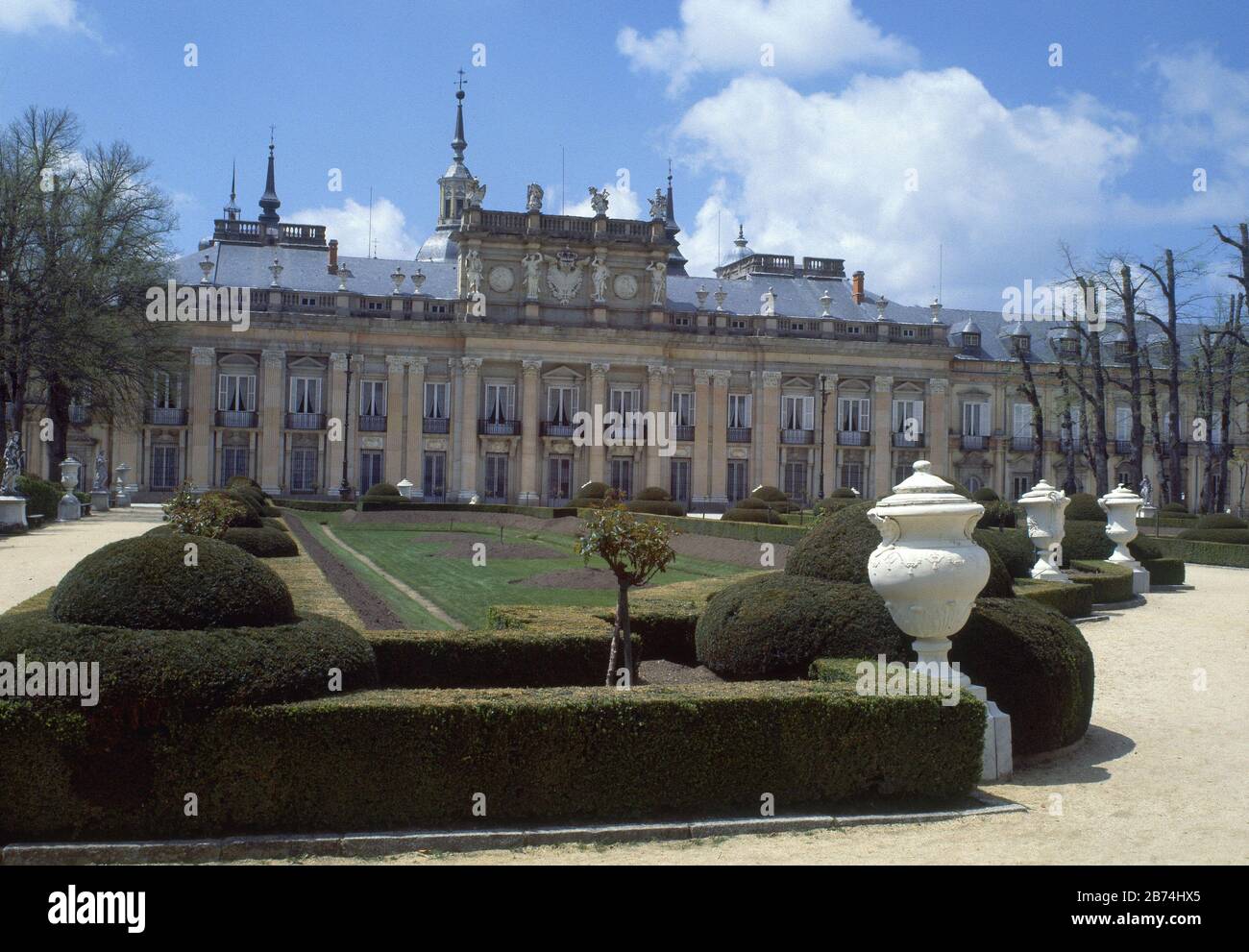 JARDINFACHADA PRINCIPAL DEL PALACIO. Author ARDEMANS TEODORO