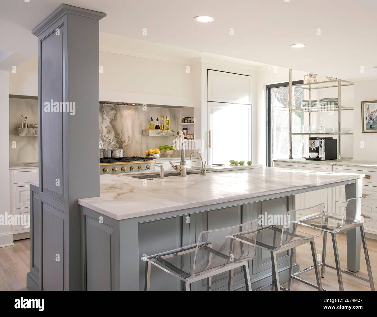Contemporary kitchen with dramatic backsplash Stock Photo