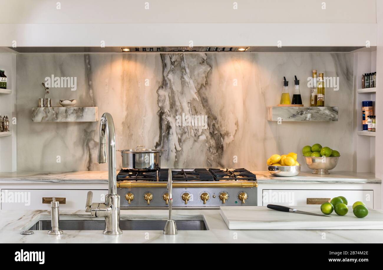 Contemporary kitchen with dramatic backsplash Stock Photo