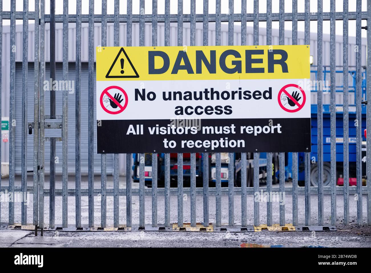 Private property sign. Unauthorized access. Private property перевод. Unauthorized access. Unauthorized access.