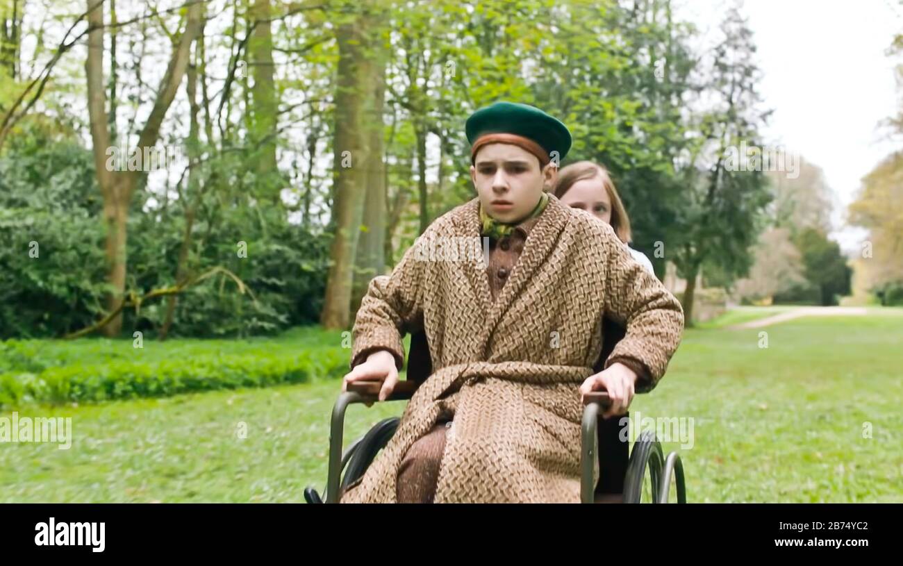 USA. Dixie Egerickx and Edan Hayhurst in the ©STX Entertainment