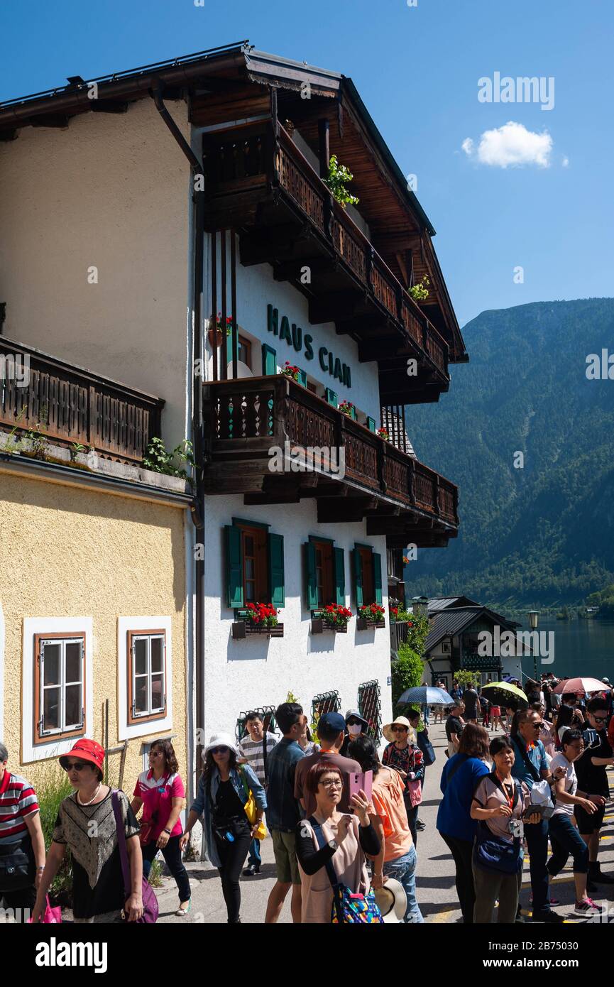 18.06.2019, Hallstatt, Upper Austria, Austria, Europe - Flocks of tourists stroll through the small village, a favourite destination of Chinese people, which exists as a replica in the Chinese province of Guangdong. [automated translation] Stock Photo