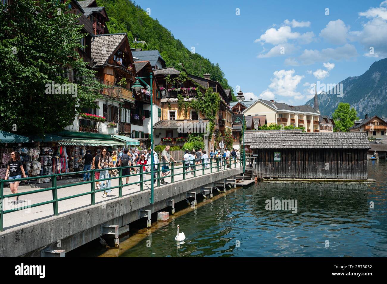 18.06.2019, Hallstatt, Upper Austria, Austria, Europe - tourists on the shores of Lake Hallstatt. The place is a favorite travel destination of Chinese and exists as a replica in the Guangdong province in China. [automated translation] Stock Photo