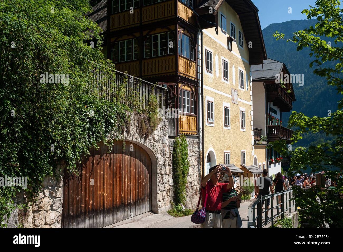 18.06.2019, Hallstatt, Upper Austria, Austria, Europe - Tourists stroll through the small village, a favourite destination of Chinese people, which exists as a replica in the Chinese province of Guangdong. [automated translation] Stock Photo