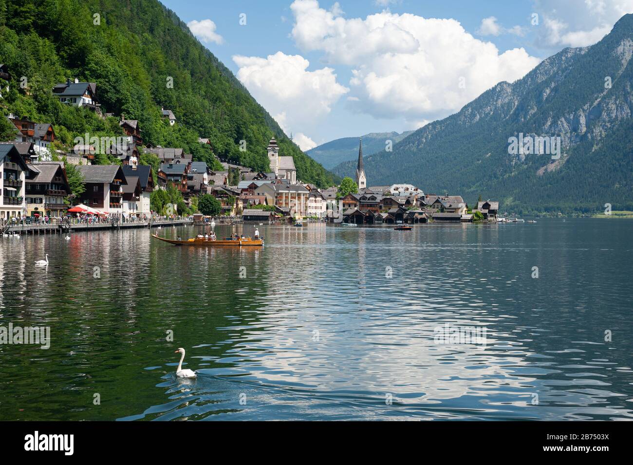18.06.2019, Hallstatt, Upper Austria, Austria, Europe - View from the shore of the lake Hallstaetter See to the village at the mountainside. The place is a favorite travel destination of Chinese and exists as a replica in the Guangdong province in China. [automated translation] Stock Photo