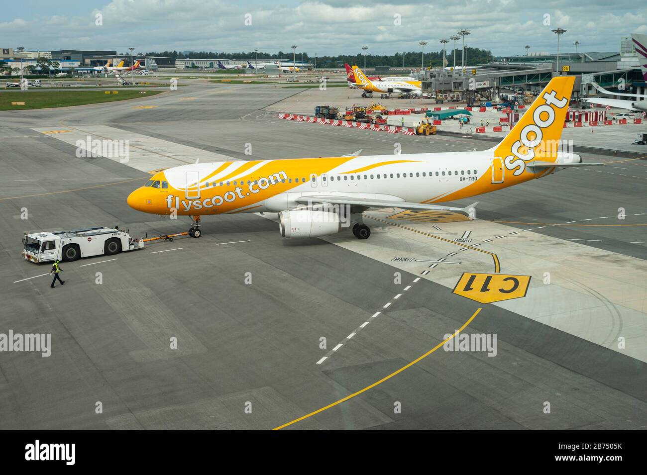 19.12.2019, Singapore, Republic of Singapore, Asia - A Scoot Airlines  Airbus A320 passenger aircraft during pushback at Changi Airport.  [automated translation] Stock Photo - Alamy