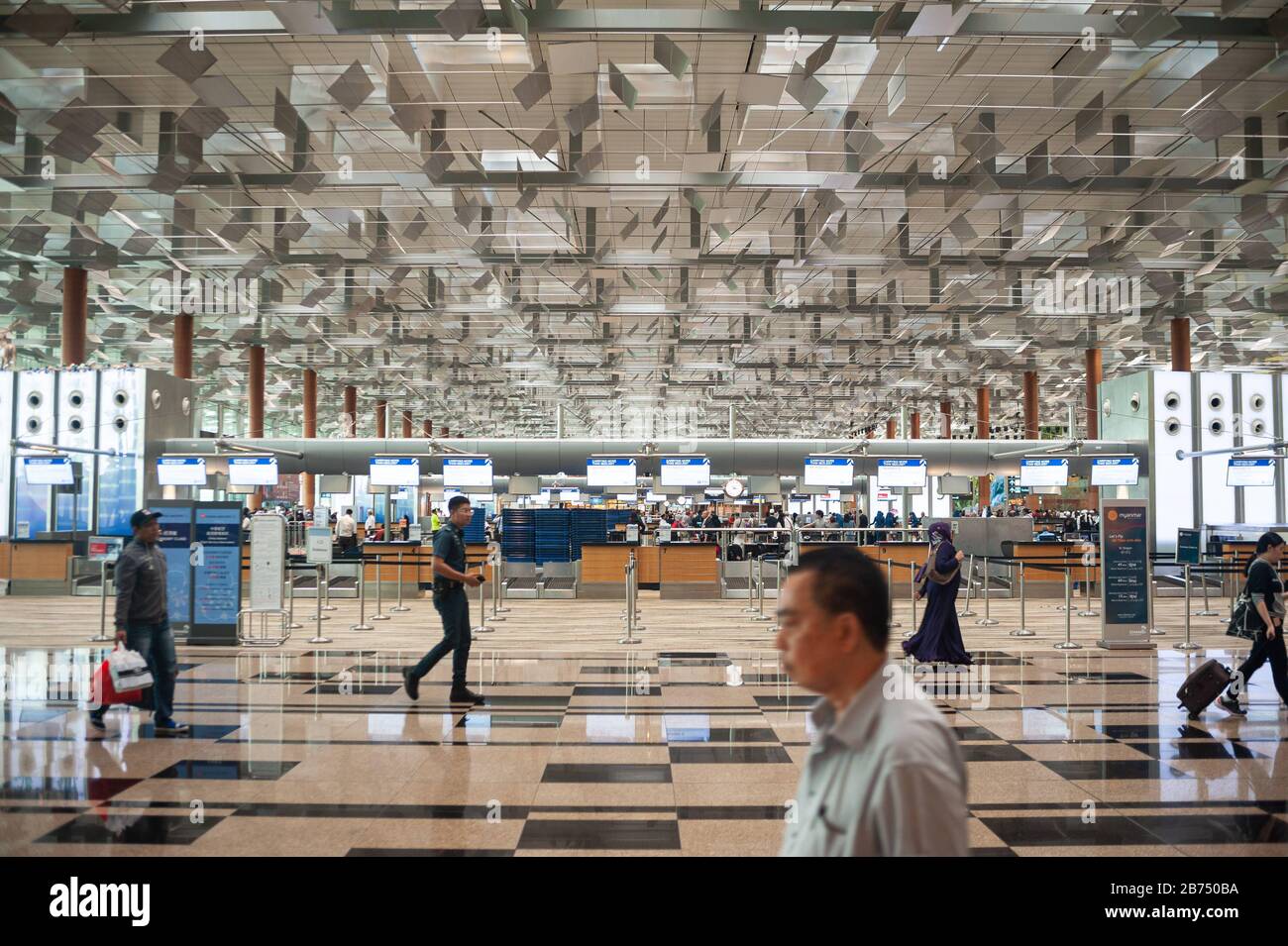 19.11.2019, Singapore, Republic of Singapore, Asia - Passengers inside Terminal  3 at Changi Airport Stock Photo - Alamy
