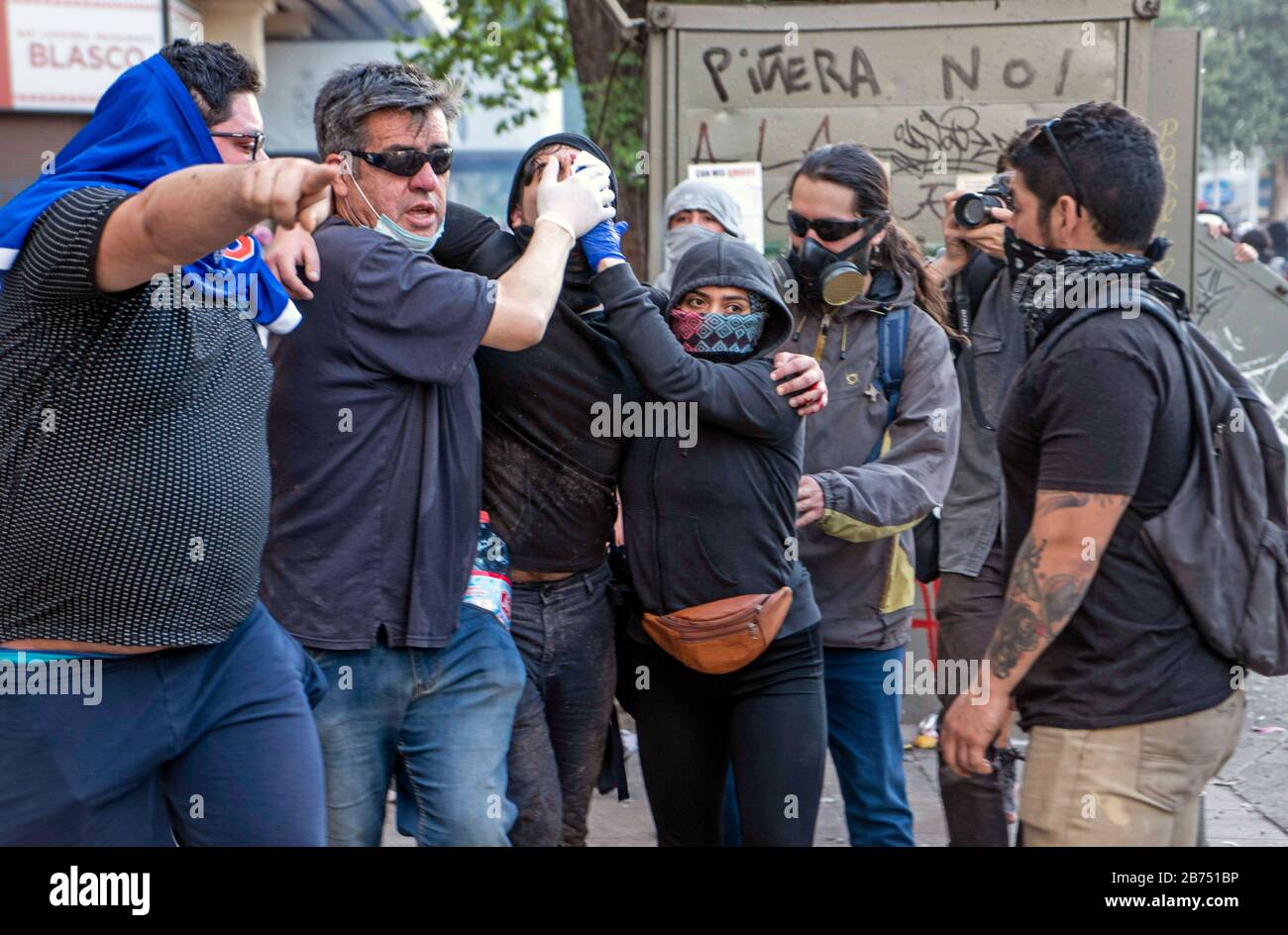 Chile, Santiago, 24.10.2019. Santiago in state of emergency on 24.10.2019. Demonstration at Plaza Baquedano in Santiago. Injured demonstrators with a rubber bullet in the eye. [automated translation] Stock Photo