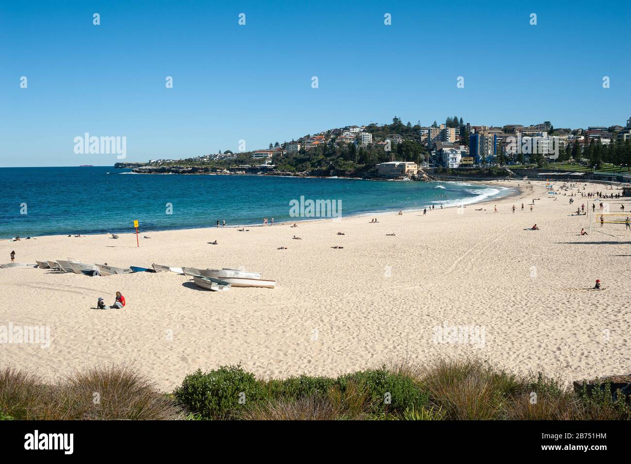 24.09.2019, Sydney, New South Wales, Australia - People on the sand under a bright blue sky at Coogee Beach with buildings in the background. [automated translation] Stock Photo
