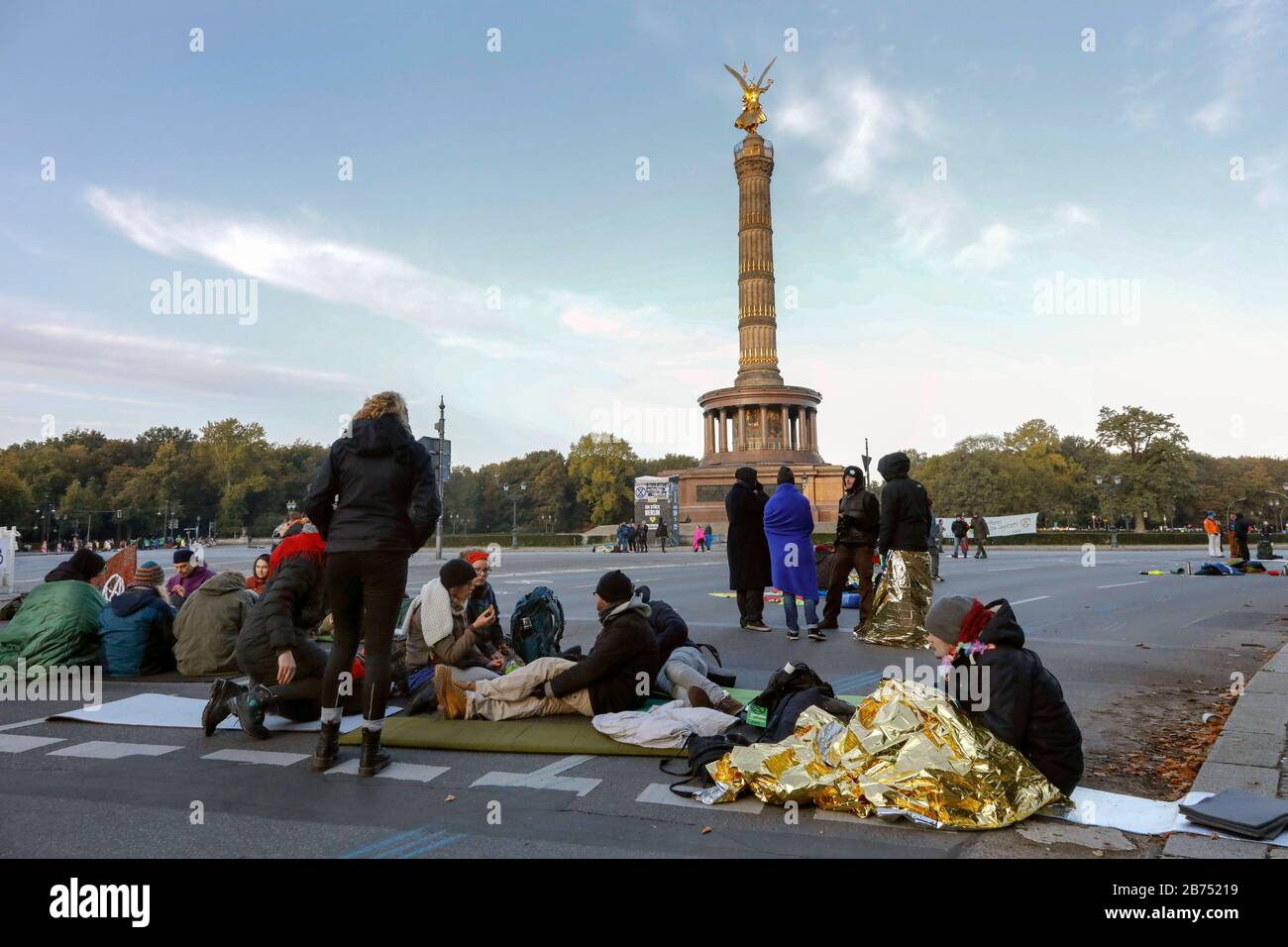 The activist group 'Extinction Rebellion' has started a protest for climate protection at the Berlin Victory Column. Hundreds of environmental activists occupied an important traffic junction, the 'Großer Stern', on the Berlin Siegessaeule. The activists demonstrate with the blockades against the climate catastrophe and the extinction of species. [automated translation] Stock Photo
