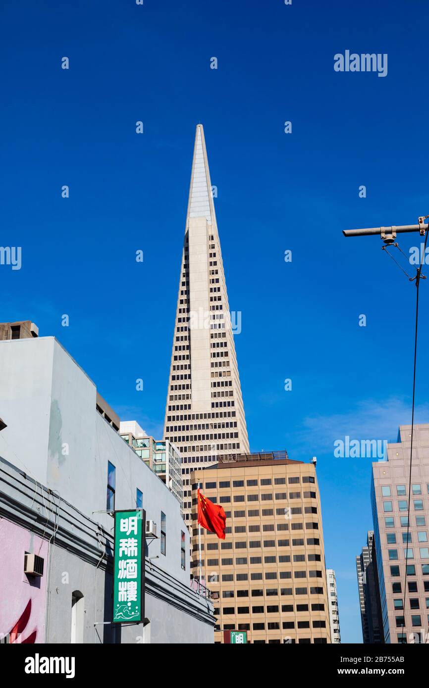 Transamerica pyramid from chinatown san francisco hires stock