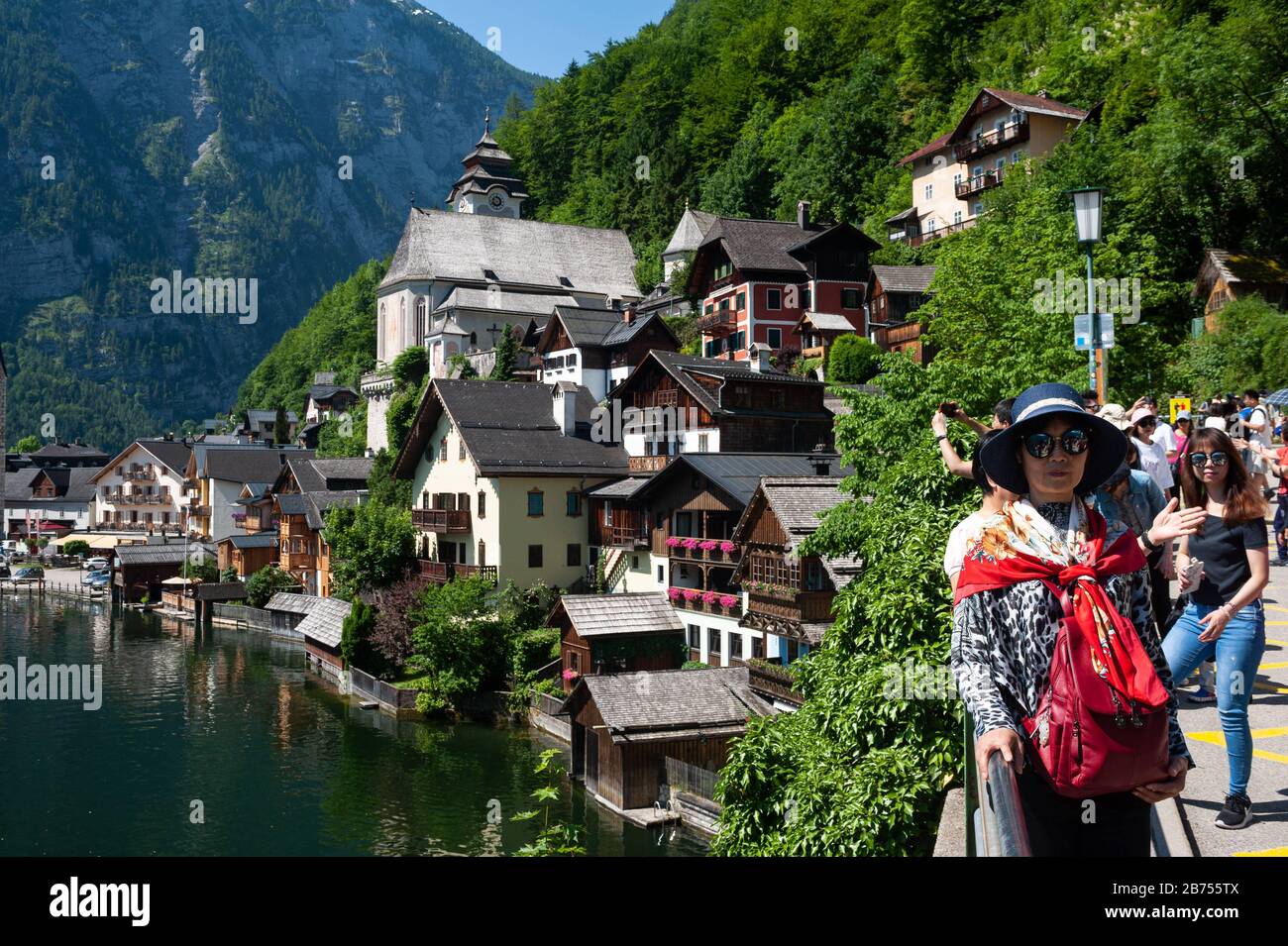 18.06.2019, Hallstatt, Salzkammergut, Upper Austria, Austria, Europe - Chinese tourists at Lake Hallstatt with mountains in the background. The small town is a favorite travel destination of Chinese and exists as a replica in the Guangdong province in China. [automated translation] Stock Photo