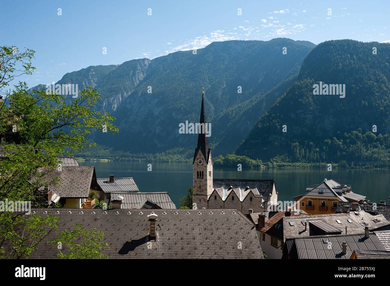 18.06.2019, Hallstatt, Salzkammergut, Upper Austria, Austria, Europe - View of Hallstatt with the Hallstaetter lake and mountains in the background. The small town is a favorite travel destination of Chinese and exists as a replica in the Guangdong province in China. [automated translation] Stock Photo