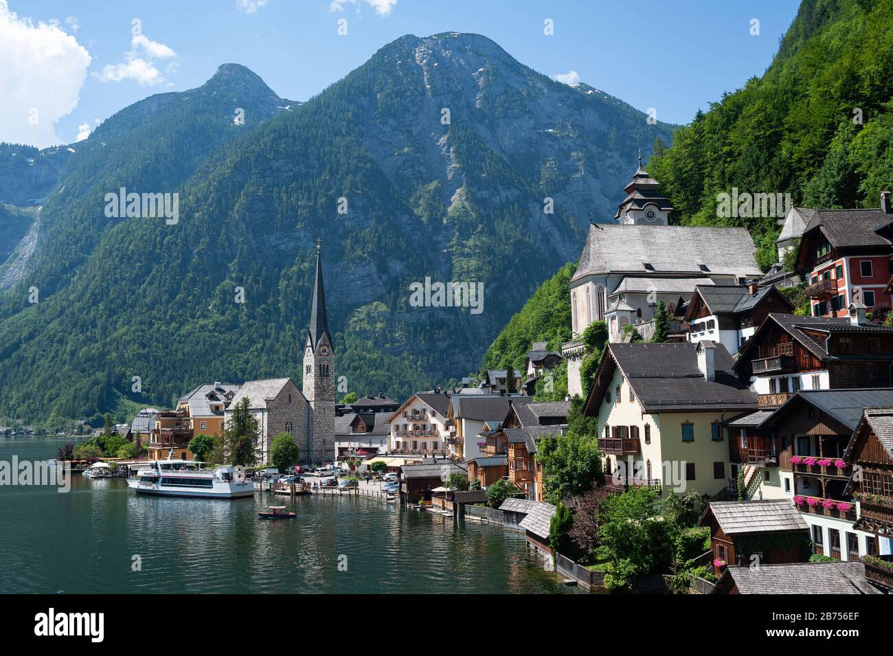 18.06.2019, Hallstatt, Salzkammergut, Upper Austria, Austria, Europe - View of Hallstatt with the Hallstaetter lake and mountains in the background. The small town is a favorite travel destination of Chinese and exists as a replica in the Guangdong province in China. [automated translation] Stock Photo