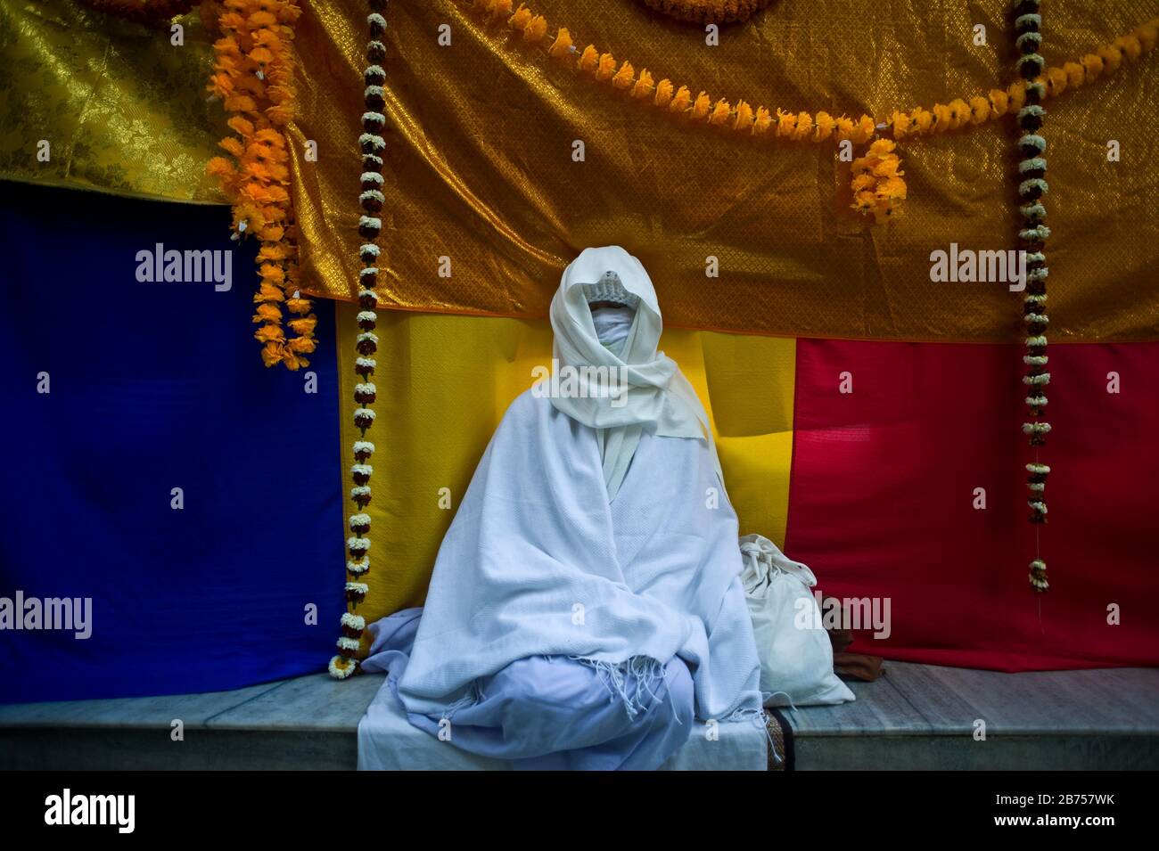 A buddhist woman is meditating in the Mahabodhi temple ( India) Stock Photo