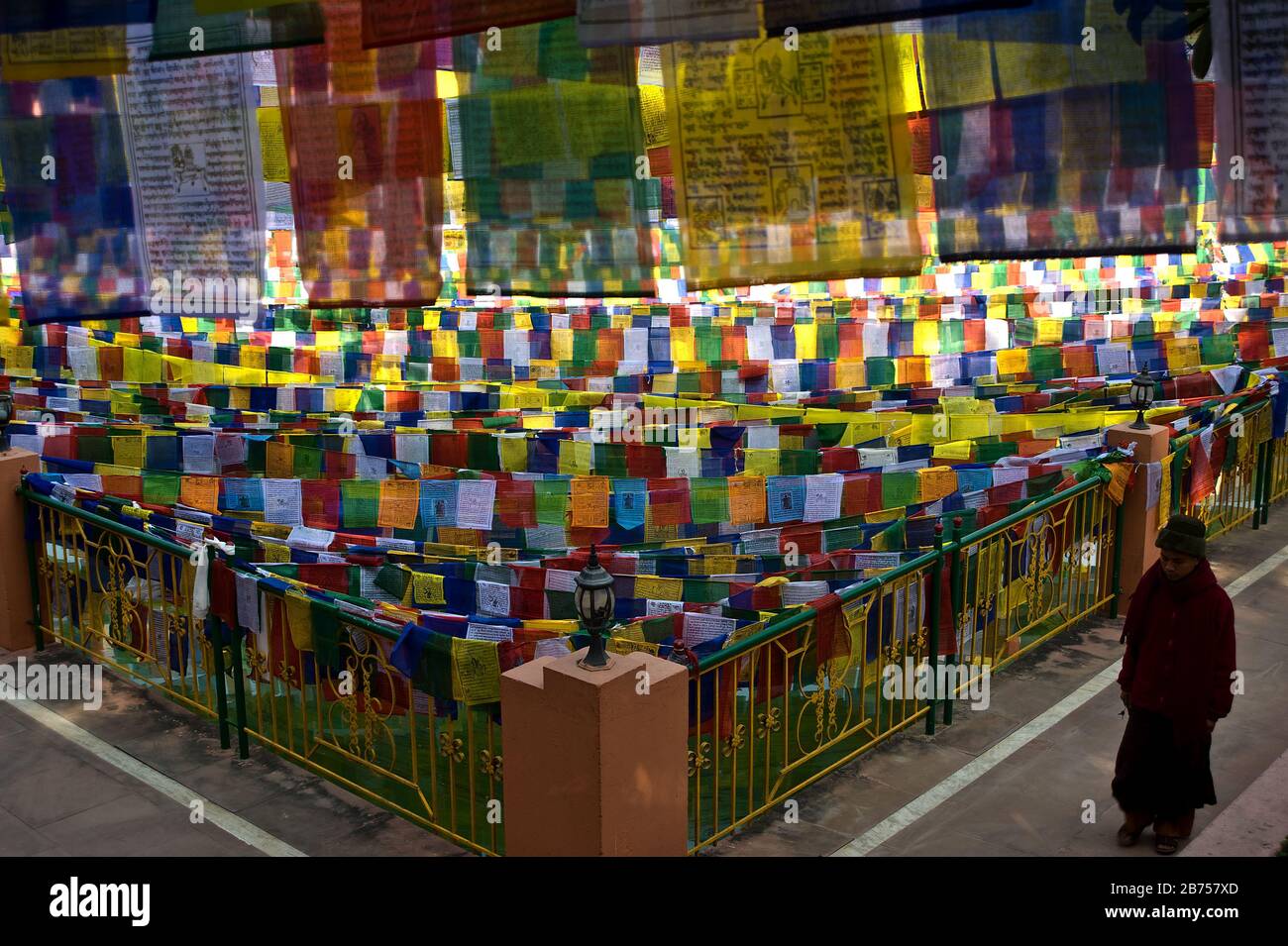 Tibetan buddhist flags, buddhist monk walking around the Mucalinda lake ( India) Stock Photo