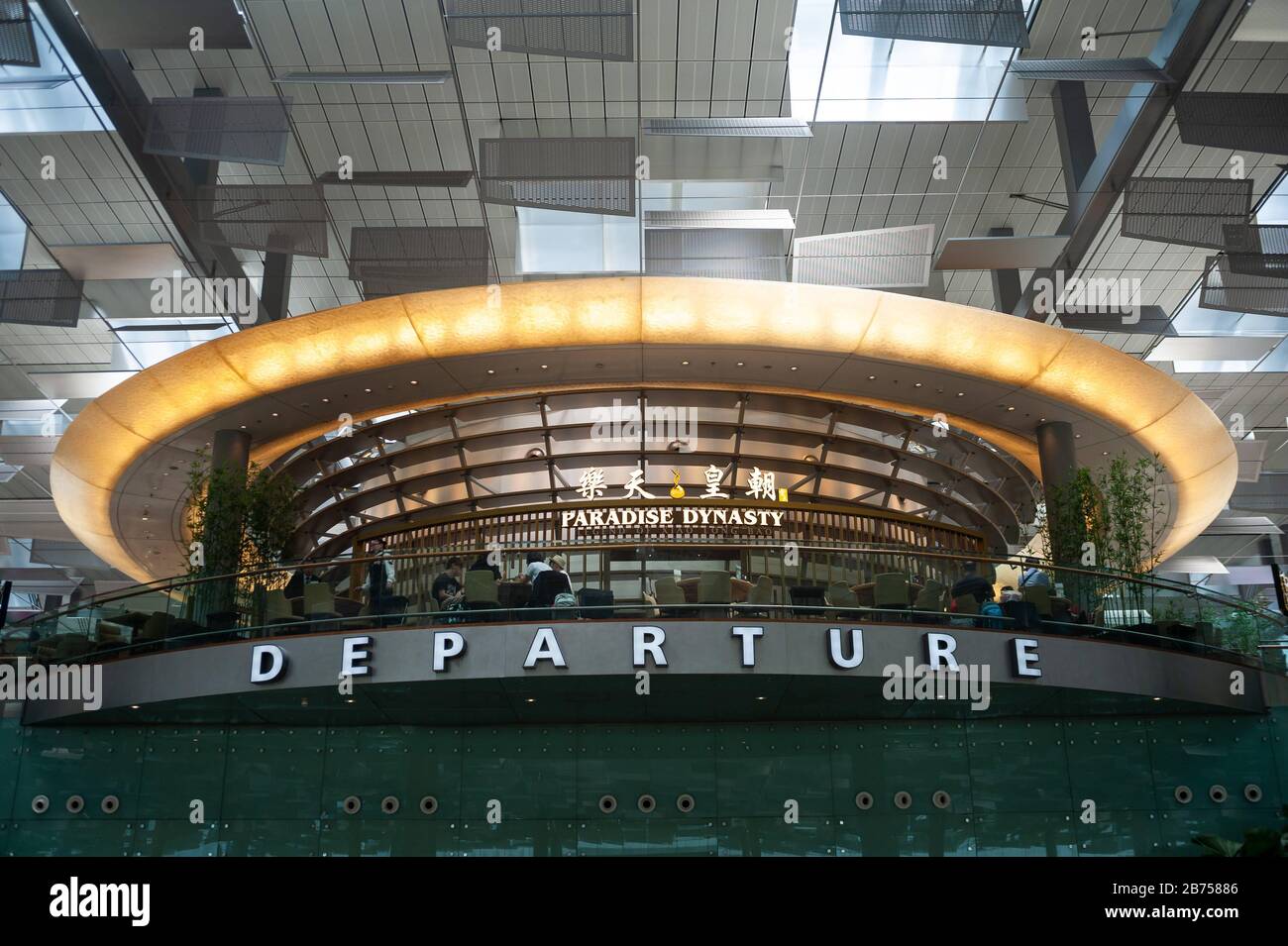 18.04.2019, Singapore, Republic of Singapore, Asia - A view into the departure hall of Terminal 3 at Changi Airport. [automated translation] Stock Photo