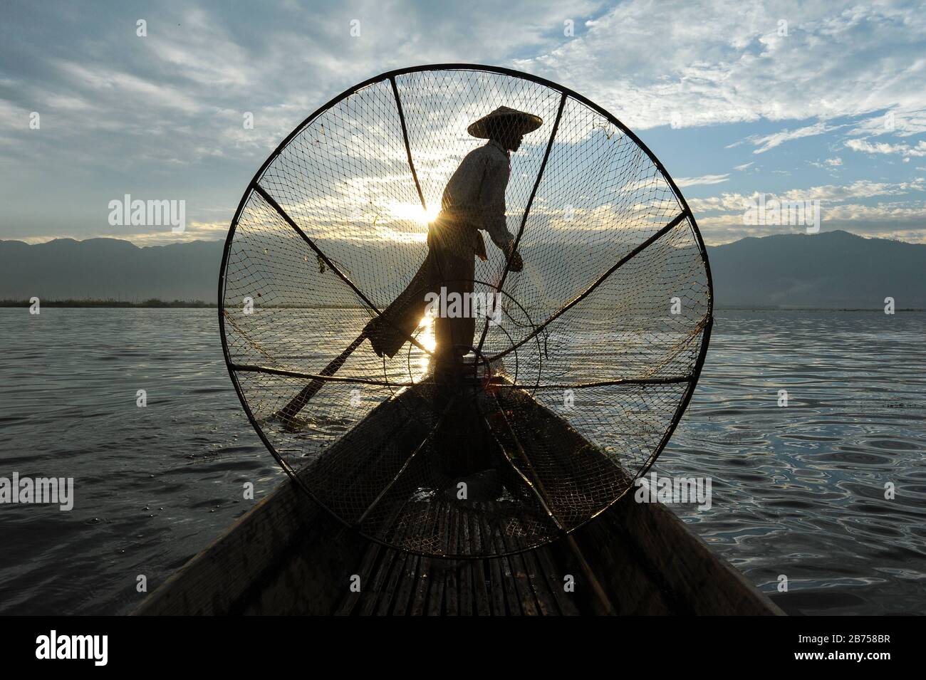 05.03.2014, Nyaung Shwe, Shan State, Myanmar, Asia - A one-legged rower paddles early in the morning along the northern shore of Lake Inle. The lake is located in Shan State in the centre of Myanmar, on the shores of which the Inthas live, who feed themselves mainly through fishing and agriculture. [automated translation] Stock Photo
