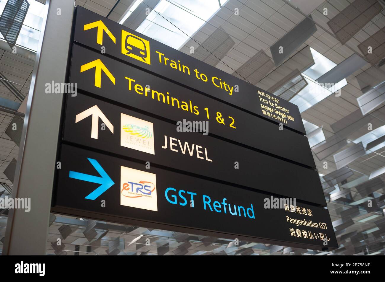 18.04.2019, Singapore, Republic of Singapore, Asia - Signs on the departure level of Terminal 3 at Changi Airport. [automated translation] Stock Photo