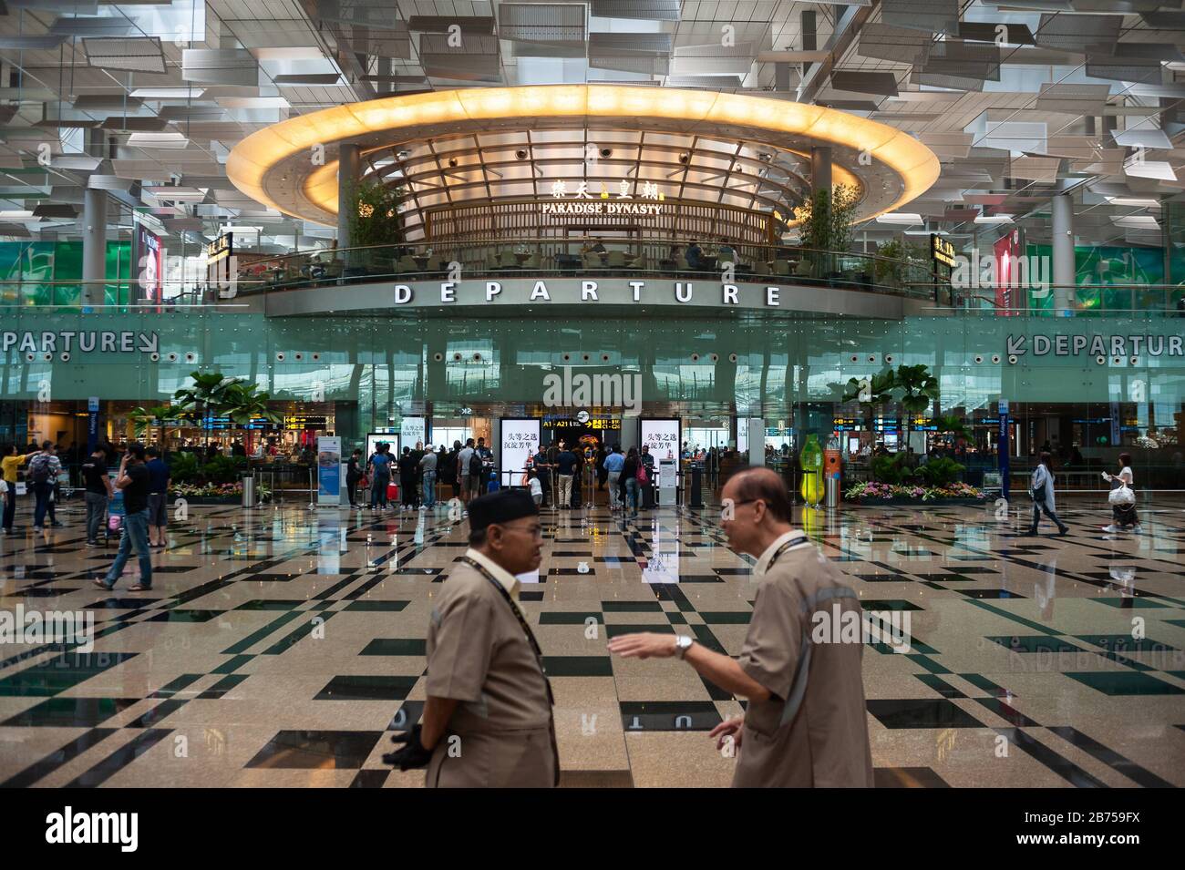 01.03.2019, Singapore, Republic of Singapore, Asia - Two airport employees are chatting in the departure hall of Terminal 3 at Changi Airport. [automated translation] Stock Photo