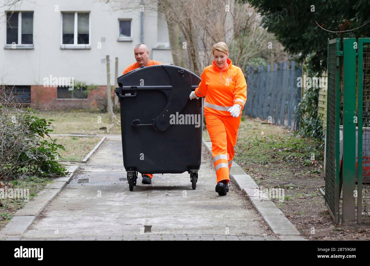 Federal Minister for Family Affairs Franziska Giffey as garbage collector at the waste disposal tour of the BSR, Berlin's city cleaning service, on 07.03.2019. Giffey informed herself about women in previously male-dominated professions in the municipal economy. [automated translation] Stock Photo