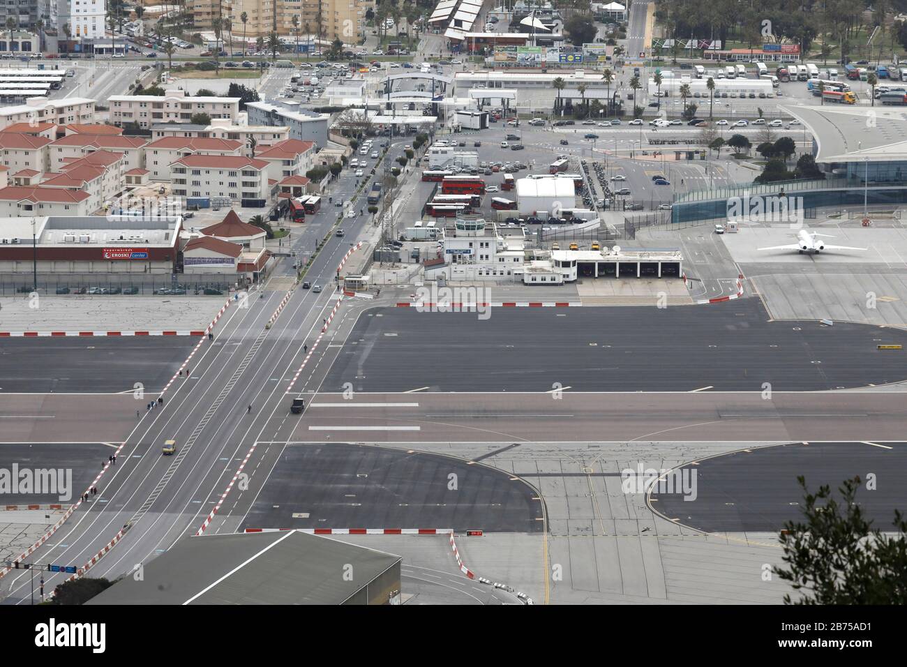 View to the airport of Gibraltar and the border crossing to Spain on 2019.02.14. Over the runway the main road from the border crossing to Gibraktar town runs. Gibraltar is waiting to see how Britain's future withdrawal from the European Union might affect Gibraltar. In the 2016 brexite vote, 96 percent of Gibraltarians voted in favour of Britain remaining in the EU. [automated translation] Stock Photo