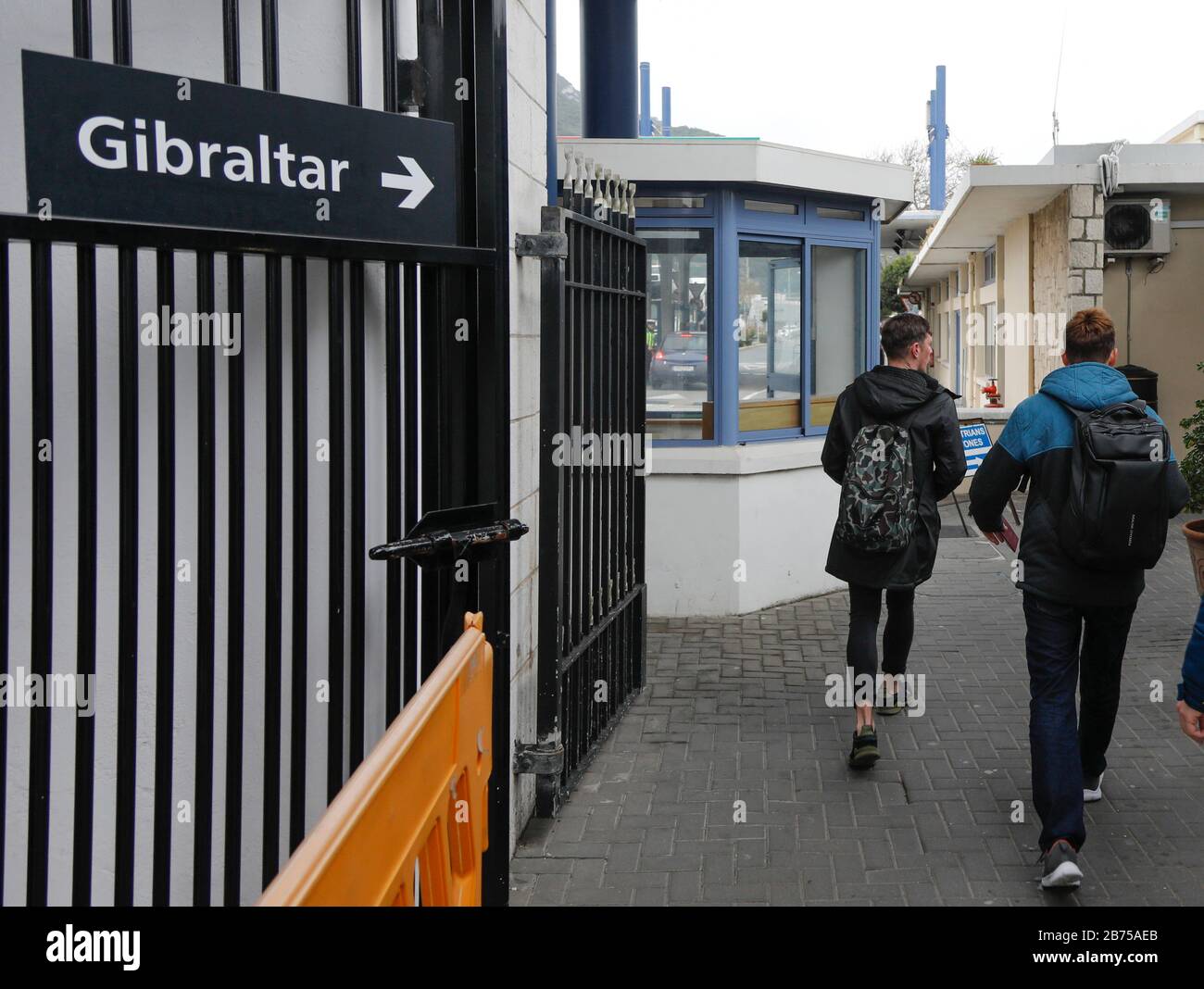 People on their way to the border crossing to Gibraltar on 14.02.2019. Thousands of Spaniards commute every day from Spain to Gibraltar to get to their workplace. Gibraltar is waiting to see how Britain's future withdrawal from the European Union might affect Gibraltar. In the 2016 brexite vote, 96 percent of Gibraltarians voted in favour of Britain remaining in the EU. [automated translation] Stock Photo